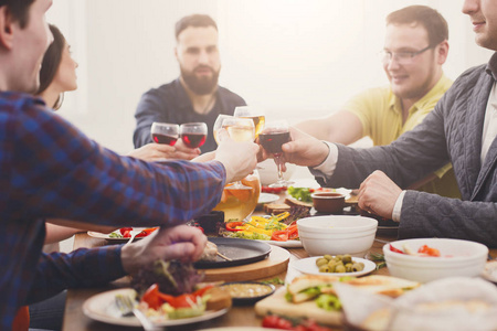 人们说在节日的餐桌宴会的欢呼声碰杯