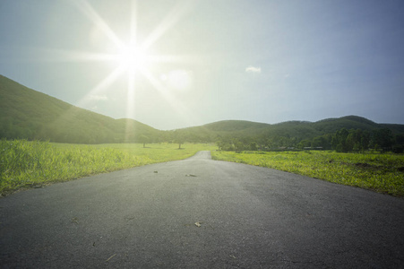 道路和太阳的背景