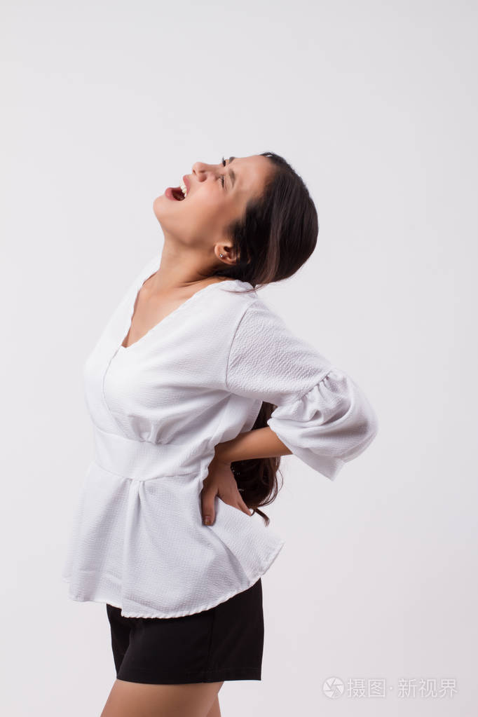 患有腰痛脊骨或脊柱的肌肉拉伤的女人