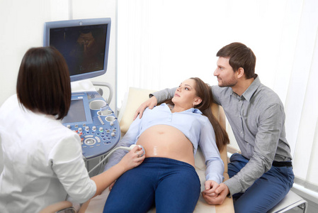 医生诊断和筛查孕妇肚子