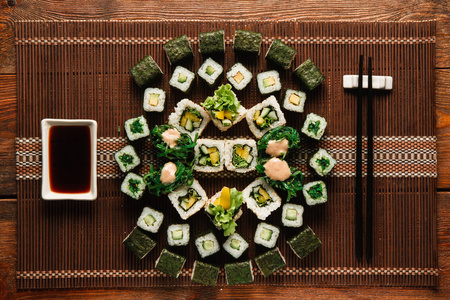 素食寿司套。日本料理，食品艺术