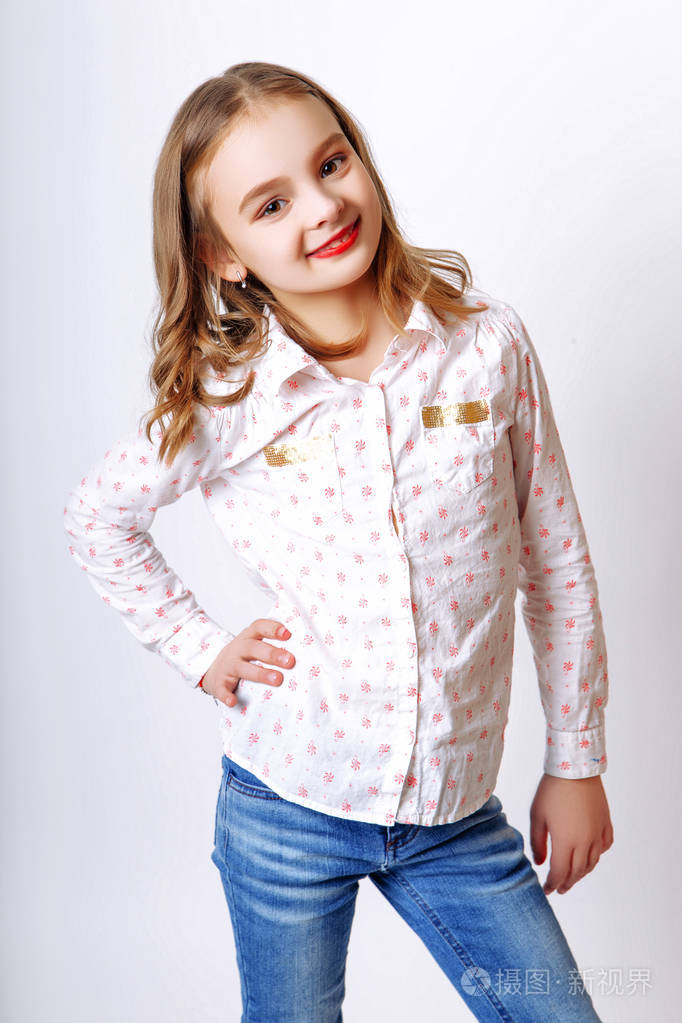 可爱的小女孩,用红红的嘴唇在工作室里摆姿势