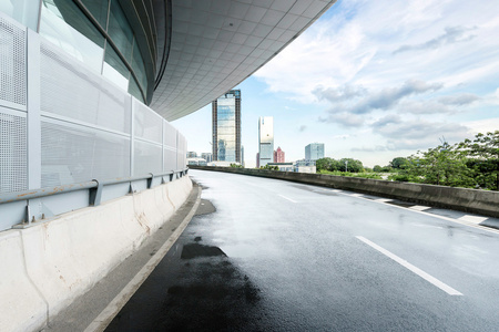 空路和现代建筑多云的天际线