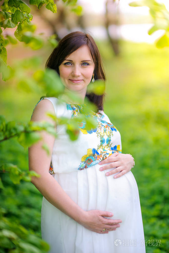 美丽的怀孕女孩