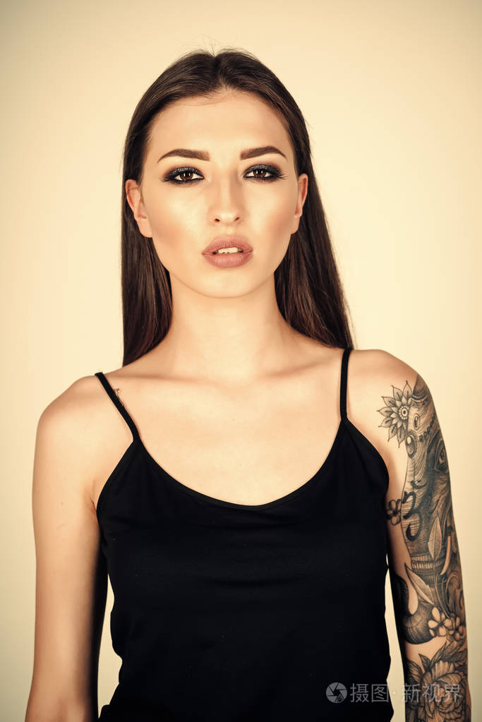 有长黑发发型的纹身女人