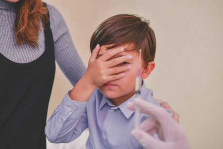 病人不敢去看医生.病人害怕打针.病人不喜欢注射器.