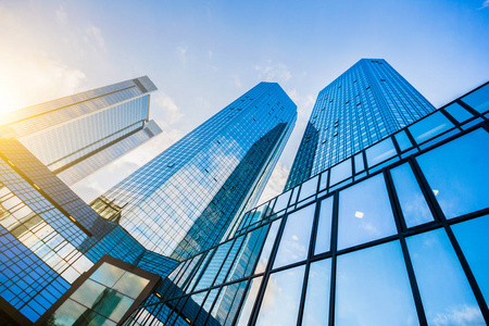 摩天大楼排行在商务区在日落时的现代摩天大楼照片