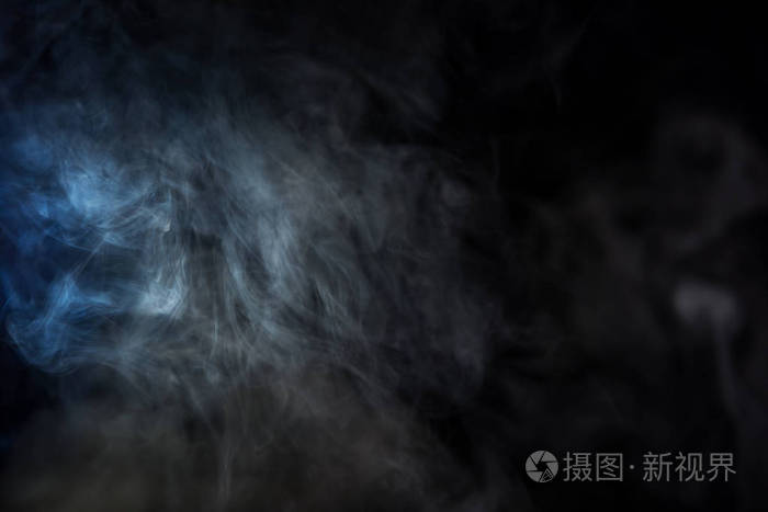 黑色背景下的蓝光灰烟烟雾