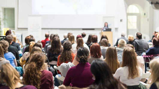 在大学讲堂演讲的女人图片