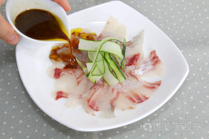 新鲜的生鱼片的白色盘花汁鱼