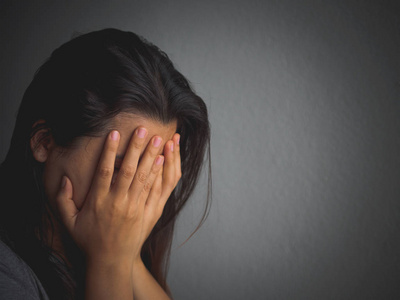 伤心女人独自坐在一个空房间照片