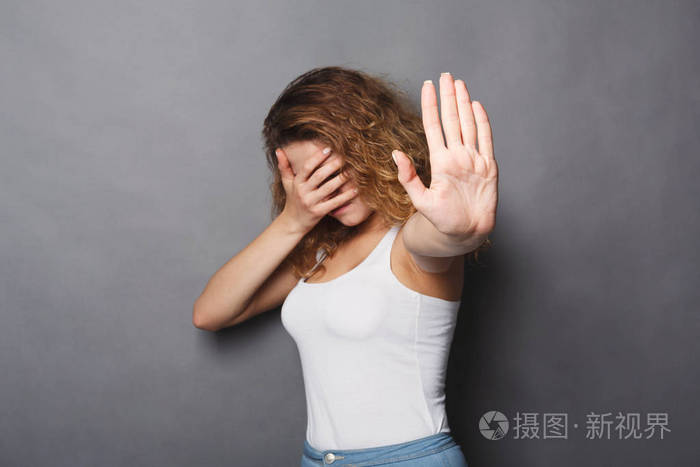 年轻女子捂着脸的手掌