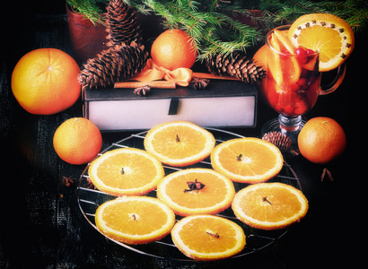 圣诞节组合物的准备干燥橙子热饮与肉桂, 安角橘子红莓冷杉葡萄酒风格的老木背景