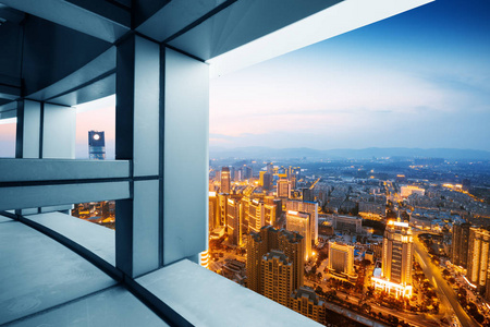 公交车窗外的城市夜景图片