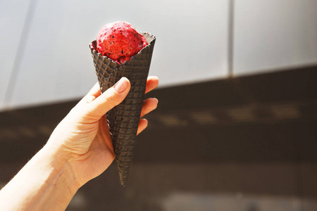 关闭冻结那个女孩拿着一个明亮的冰淇淋.冻结在女孩的手关闭照片