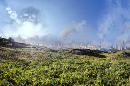 风景与绿色草的图片以城市看法在天际和危险污染大气描绘头骨标志在云彩