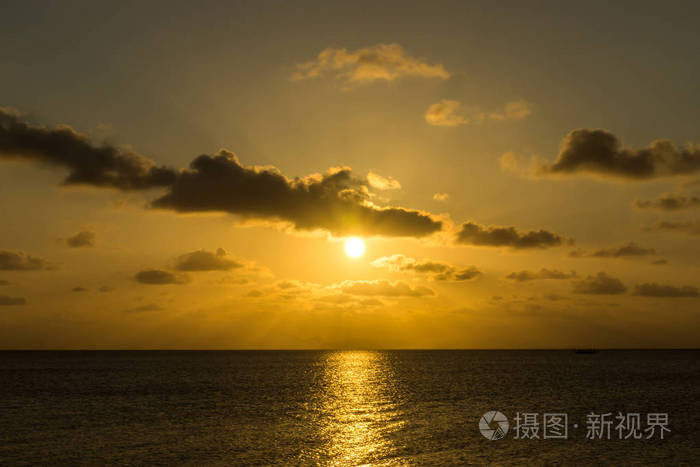 湖面上的日落天空