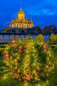 金属城堡左只在曼谷，泰国，在世界上，在黄昏傍晚的天空下