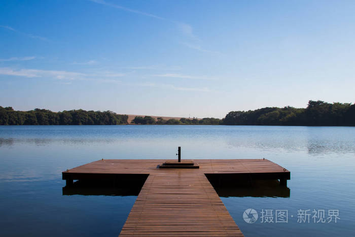 码头在河里的正面视图