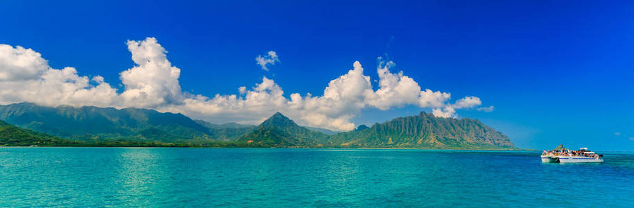 热带环礁湖 郁郁葱葱的群山 双体船在瓦胡岛，夏威夷海洋全景