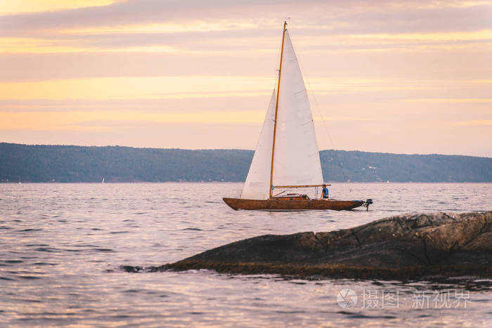 孤独的游艇在海上航行, 日落时白帆
