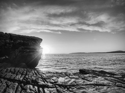 Elgol 附近的岩石, Scavaig 湖, 斯凯岛苏格兰。温暖的日落颜色在寒冷的2月晚上。热门摄影师目的地