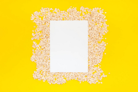 创意平躺概念燕麦片的健康和素食有机食品早餐在明亮的黄色纸张背景与复制空间最小样式, 文本模板