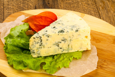 蓝纹奶酪沙拉叶在木质的背景