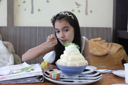 小朋友吃冰棍图片