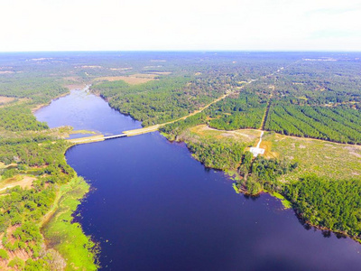 大小河湖位于阿拉巴马州的移动附近。湖是移动电话城市水来源