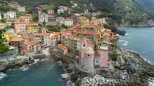 航拍照片拍摄与架无人驾驶飞机向 Tellaro，著名的利古里亚村庄附近的 Cinqueterre