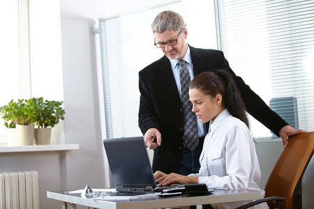 办公室里的业务人办公室里的业务人照片