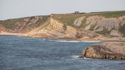 岩石在海滩和海岸风景