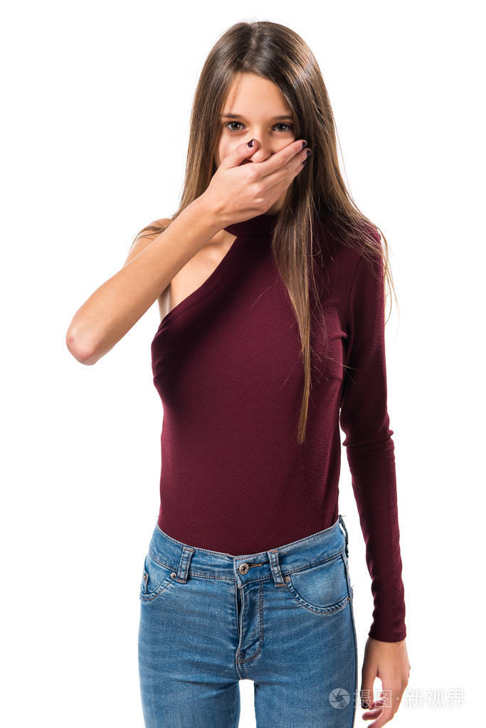 十几岁的年轻女孩捂着嘴