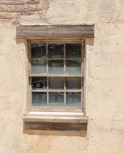 旧木框架窗口与十二玻璃窗格, 设置在一个土坯墙