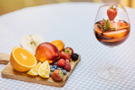夏季饮料, 水果鸡尾酒在白色木桌与莓果