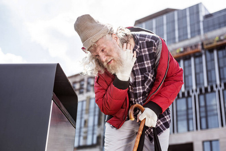 失业保障哀伤的胡子人倾斜向前照片
