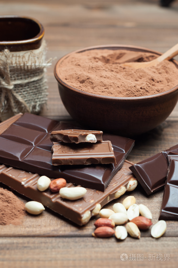黑色和牛奶巧克力坚果可可