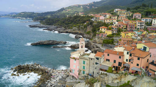 航拍照片拍摄与架无人驾驶飞机向 Tellaro，著名的利古里亚村庄附近的 Cinqueterre