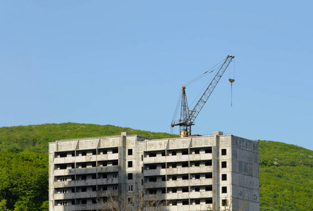 起重机在一个建筑工地在一个蓝色天空的家