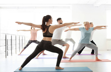 一群人在运动服练习室内瑜伽
