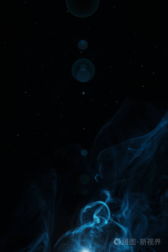 蓝色漩涡烟雾与光在黑色背景与拷贝空间