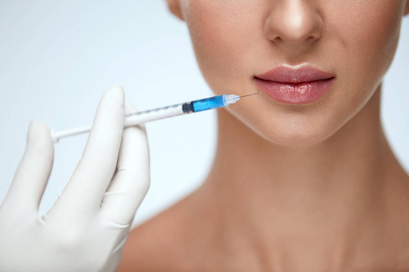 丰唇.年轻女性嘴唇美容注射照片