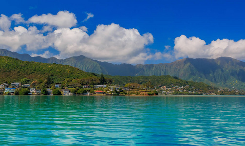 热带礁湖和郁郁葱葱的群山和海洋在夏威夷瓦胡岛的全景图