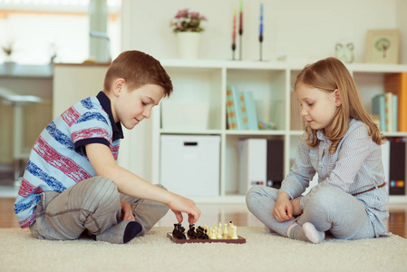 两个小朋友在家里下棋的情绪图片