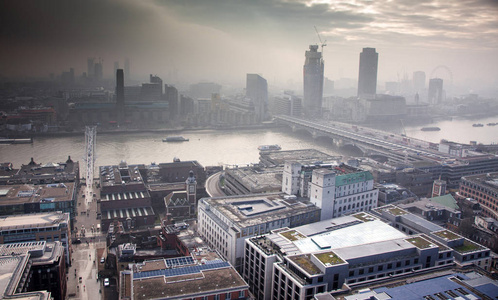 屋顶俯瞰伦敦雾日从圣保禄大教堂，英国