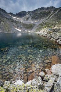 Ledenoto 冰 湖和云彩的壮观的全景在 Musala 山顶, Rila 山, 保加利亚