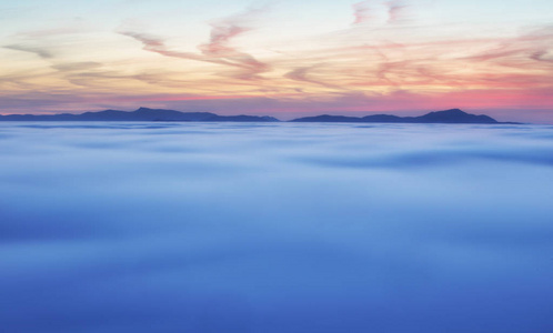 在黎明, 斯洛伐克的山剪影的戏剧性云彩