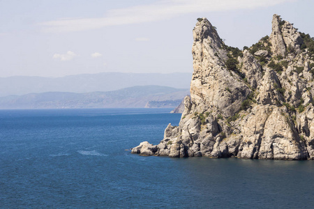 在黑海的海角风景如画的岩石。克里米亚海岸