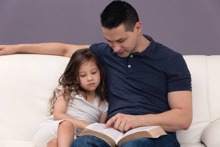 爸爸读他的小女孩上帝的话语
